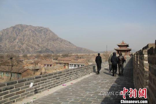 图为鸡鸣驿的城墙，远眺为鸡鸣山。