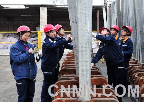 (右下)图为中国铝业连城分公司质量检验中心检查区域炭素检查班女员工在检查阳极导杆（杨杰 韩莉 摄）