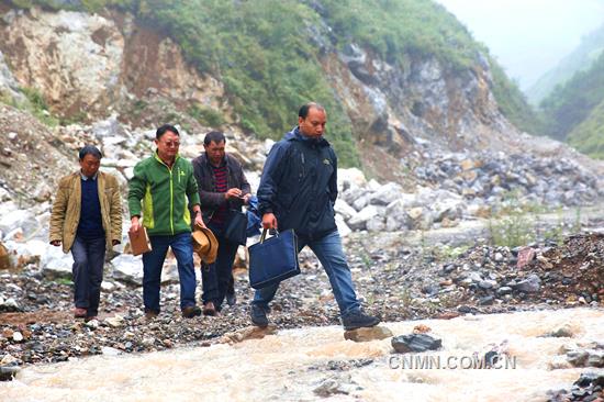 头条 跋山涉水只为贫困户早日脱贫。尹永权 摄_副本